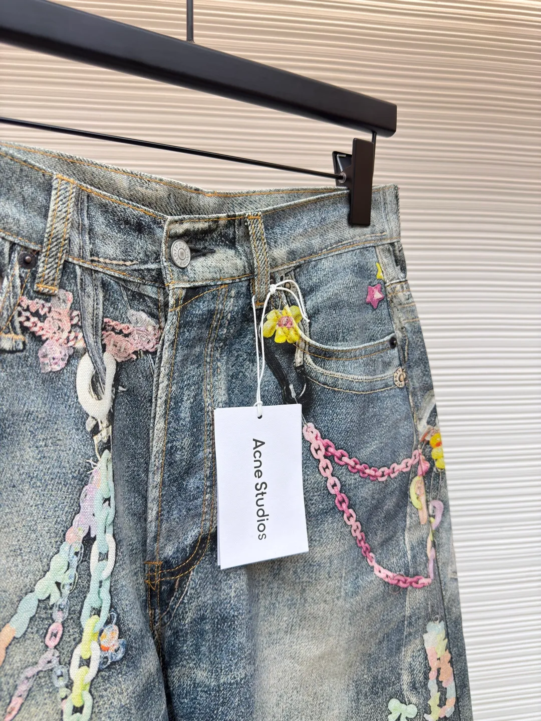 Acne Studios chain 3D printed straight shorts ●Authentic product: purchased and developed by 3174 ●Item number: 1680155-A65 ●Material: denim ●Technology: Printing ●Version: fitted version ●Weight: 440g ●Size: 42-44-46-48-50-52 ●Description: 1981M jeans are loosely cut, low-waisted, wide-legged and long. Decorated with a seasonal trompe l'oeil print and made from mid-blue washed non-stretch denim. The overall wiring is straight and delicate, the fabric is comfortable and soft, and the color is consistent without color difference. It can be matched with the same style to create a fashionable look and control various occasions. Customized accessories, complete with three standards, same style for men and women!
